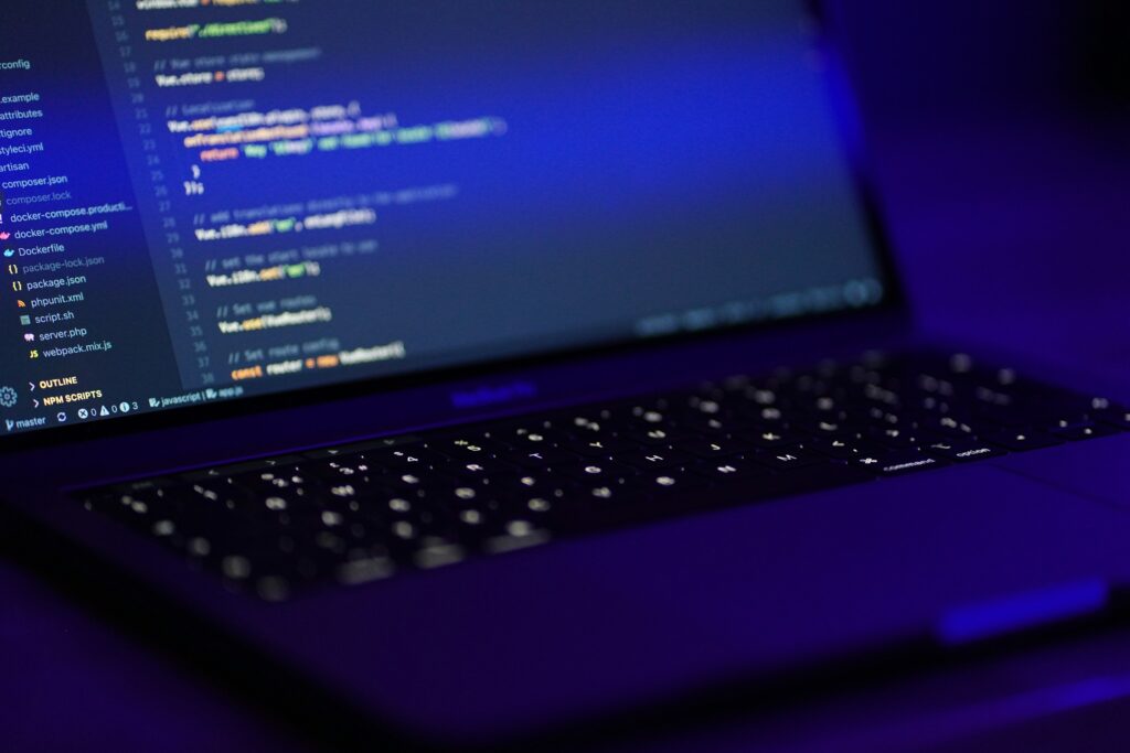 Un ordinateur portable présentant un écran contenant du code, probablement sur une fenêtre Visual Studio Code.