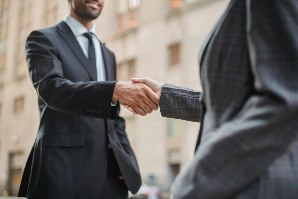Une poignée de mains entre deux professionnels